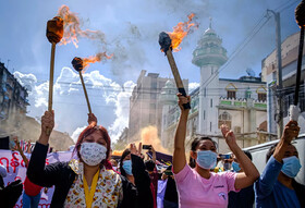 تظاهرات علیه کودتای نظامی در یانگون.