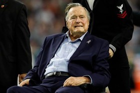 پوشش عجیب جورج بوش در ختم همسرش