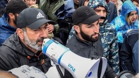 رهبر اپوزیسیون ارمنستان اعتراضات را برای یک روز متوقف کرد