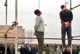تصویر اعدام دو متجاوز در مشهد و در ملاعام