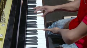 فیلم/ نواختن پیانو تنها با چهار انگشت