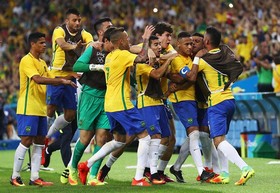 پیروزی برزیل در آنفیلد با گلزنی نیمار