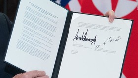 امضای جالب رهبر کره شمالی پای سند توافق با آمریکا/عکس