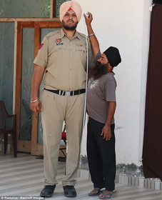 قدبلندترین افسر پلیس جهان در هند خدمت می‌کند/عکس
