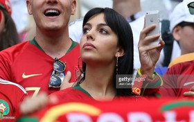 نامزد رونالدو در بین هواداران پرتغالی حاضر در ورزشگاه/عکس