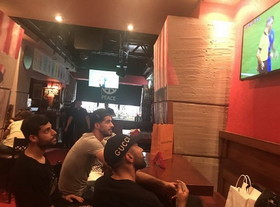 ملی‌پوشان ایران در رستوران، در حال تماشای بازی برزیل/عکس