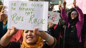 به پنج زن هندی پس از اجرای نمایش خیابانی تجاوز شد