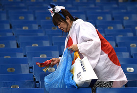 ژاپنی ها و تمیز کردن ورزشگاه با چشمانی اشکبار/عکس