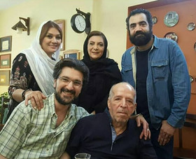 «امیر حسین مدرس» و همسرش در کنار بازیگران پیشکسوت/عکس