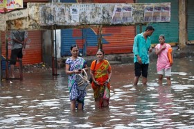 گزارش تصویری از بارانی که خیابان‌های هند را غرق کرد