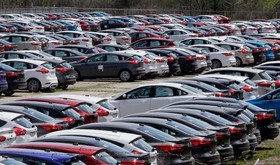 کاهش قیمت برخی خودروهای وارداتی با عرضه محصولات انبارشده