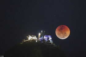 ماه خونین بر فراز ریودوژانیرو برزیل