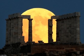 خسوف بر فراز معبد Poseidon در یونان