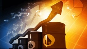 تحریم‌ نفتی علیه ایران، نفت را ۹۰ دلار می‌کند