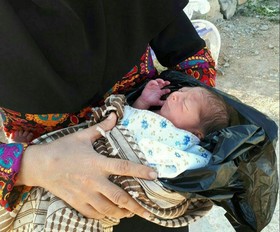 پیدا شدن نوزادی در کیسه زباله در کرمانشاه/ عکس