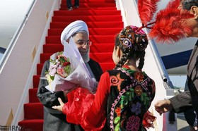 پوشش جالب دختر قزاق در استقبال از رئیس‌جمهور/عکس