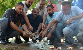 مردم ترکیه دلارهایشان را آتش زدند/عکس