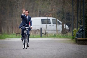 نخست‌وزیری که با دوچرخه سر کار می‌رود/ عکس