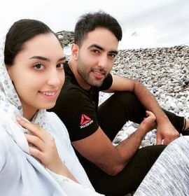 کیمیا علیزاده و همسرش حامد معدنچی کنار دریا/ عکس