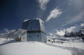 مونته رزا یک کلبه با تکنولوژی عالی است که به طور خاص برای گردشگران در آب و هوای بد در آلپ سوئیس ساخته شده است.