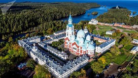 صومعه والعام یکی از جاذبه های اصلی منطقه شمالی روسیه است که سالانه در بین اهداف گردشگری برتر رتبه بندی می شود.