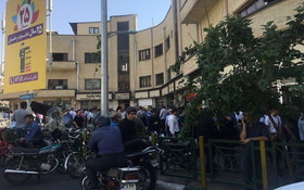 ازدحام دلارفروشان در فردوسی تهران/عکس
