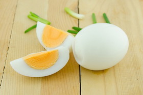 سالم‌ترین روش پخت و مصرف تخم‌مرغ؛ آب‌پز سفت یا عسلی؟