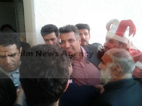 گرفتار شدن عادل فردوسی‌پور در میان تماشاگران/عکس
