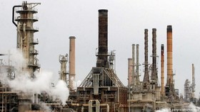 احتمال عرضه بیش از تقاضای نفت در آستانه تحریم نفتی ایران