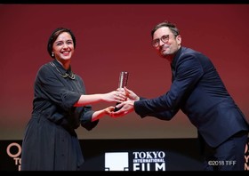 ترانه علیدوستی در حال اهدای جایزه بهترین بازیگر مرد جشنواره توکیو/عکس