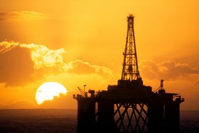 سقوط بی‌سابقه قیمت نفت به ۳۱دلار/ جنگ جهانی نفت آغاز شد