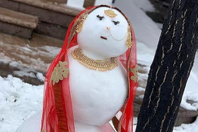 آدم برفی با لباس هندی در برف های کانادا/عکس