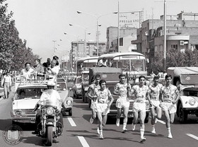 ۴۴ سال قبل، حمل مشعل بازی‌های آسیایی در خیابان انقلاب/عکس