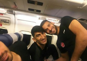 آشتی‌کنان دو بازیکن جنجالی پرسپولیس در هواپیما/عکس