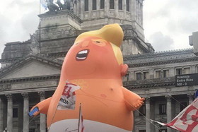 بالون «بچه ترامپ» در آرژانتین هم به پرواز درآمد/عکس