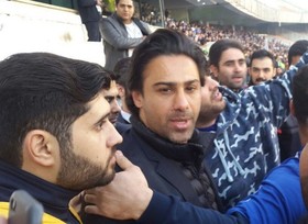 تصویری از فرهاد مجیدی در میان هواداران استقلال در استادیوم آزادی