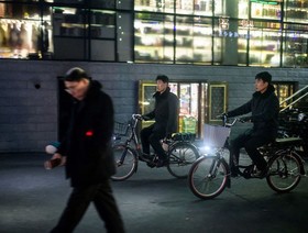 دوچرخه هنوز هم وسیله حمل و نقل عمومی در شهر سینوئیجو کره شمالی است