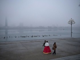 عروس و داماد در یک روز مه آلود در شهر پیونگ‌یانگ