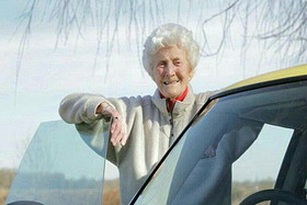 زن ۱۰۴  ساله پس از ۸۸ بار رد شدن بالاخره گواهینامه گرفت/عکس