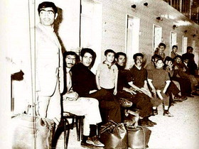 صف حمام نمره در تهران دهه ۵۰/عکس