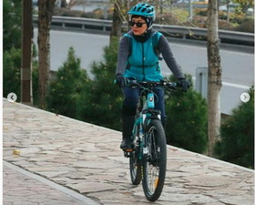 دوچرخه‌سواری آناهیتا همتی در فصل پاییز/عکس