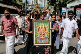 جنجال هندی‌ها به خاطر ورود ۲ زن به معبد ممنوعه (عکس)