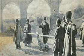 عکسی از فلک‌کردن یک دزد در دوره قاجار