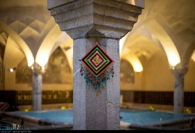 حمام تاریخی رهنان که در نزدیکی اصفهان در شهر رهنان توسط حاج آقا محمد در دوره ی صفوی ساخته شده است . حمام دارای دو سالن بزرگ و کوچک با مساحتی بالغ بر هزار و چهارصد متر مربع است.