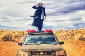 عکس|بازیگر «بانوی عمارت» روی سقف ماشین در بیابان