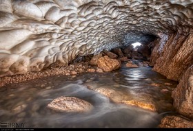 غار یخی چما مانند یک تونل از میان یخچال های طبیعی دشت چما و در شهرستان کوهرنگ واقع شده