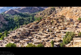 روستای سرآقاسید واقع در دهستان موگویی از شهرستان کوهرنگ به شکل پلکانی