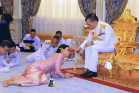 تصویر عجیب از ازدواج پادشاه تایلند!