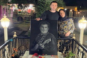 عکس|پسر و همسر حبیب محبیان در سومین سالگرد درگذشت او