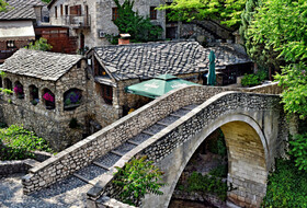نمایی از پلCrooked Bridge در موستاره بوسنی و هرزگوین